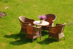 Den richtigen Gartentisch für den Sommer kaufen (Rainer Sturm  / pixelio.de)