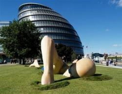 Statue eines schwimmenden Mannes durch Gras